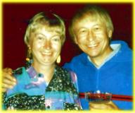 Ursula und Richard mit einem Glas Wein