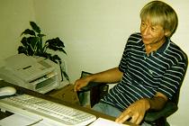 Richard vor Vijays Computer