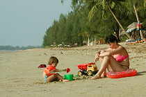Kinder spielen am Bang Niang Beach (5K)