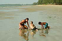 Kinder spielen am Bang Niang Strand (4K)